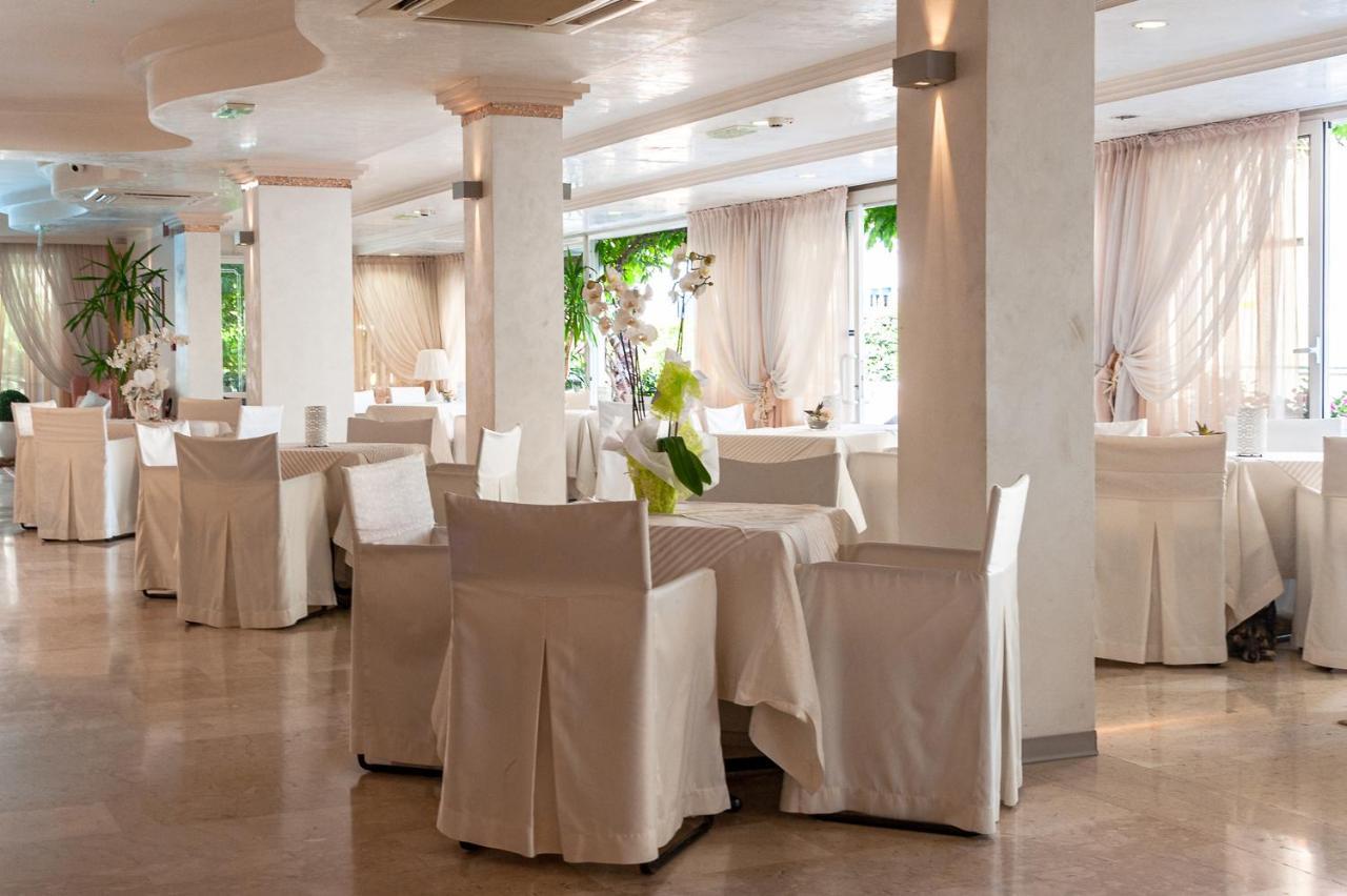 Hotel Mauritius Sentirsi Come A Casa Riccione Exterior photo