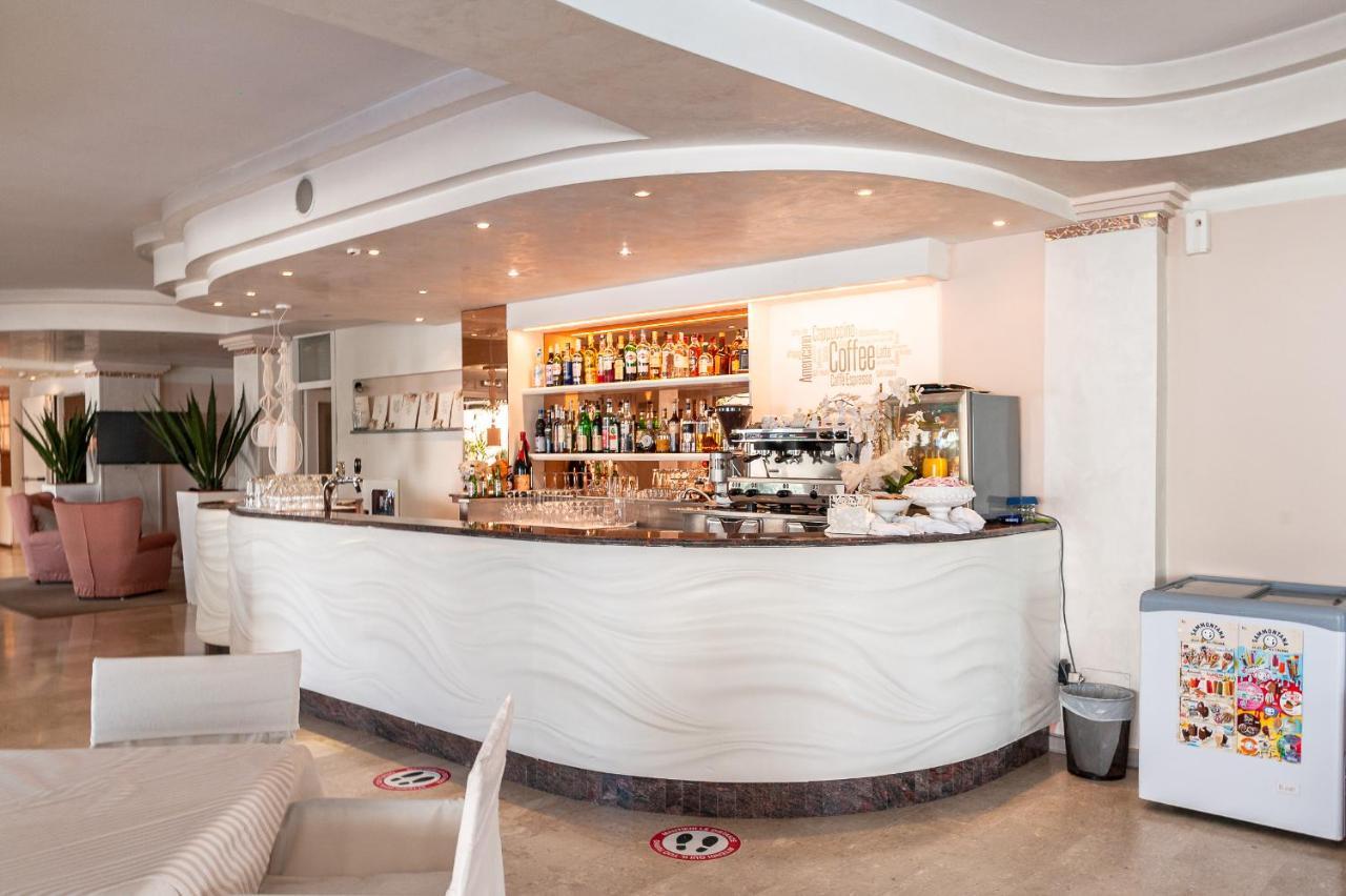 Hotel Mauritius Sentirsi Come A Casa Riccione Exterior photo